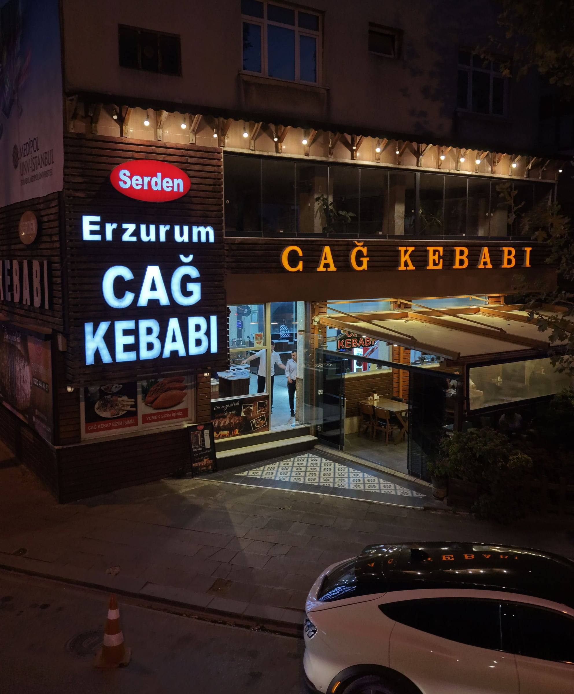 Serden’in tabelası ve ön bahçesi, akşam, Dereboyu Caddesi